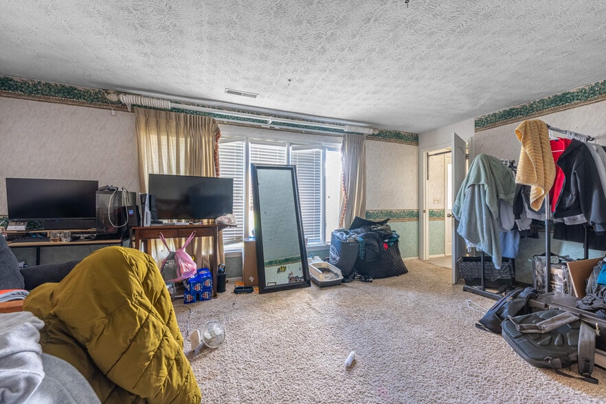 More Photos Of 5174 Hamilton Middletown Rd, Hamilton Light Distribution For Sale