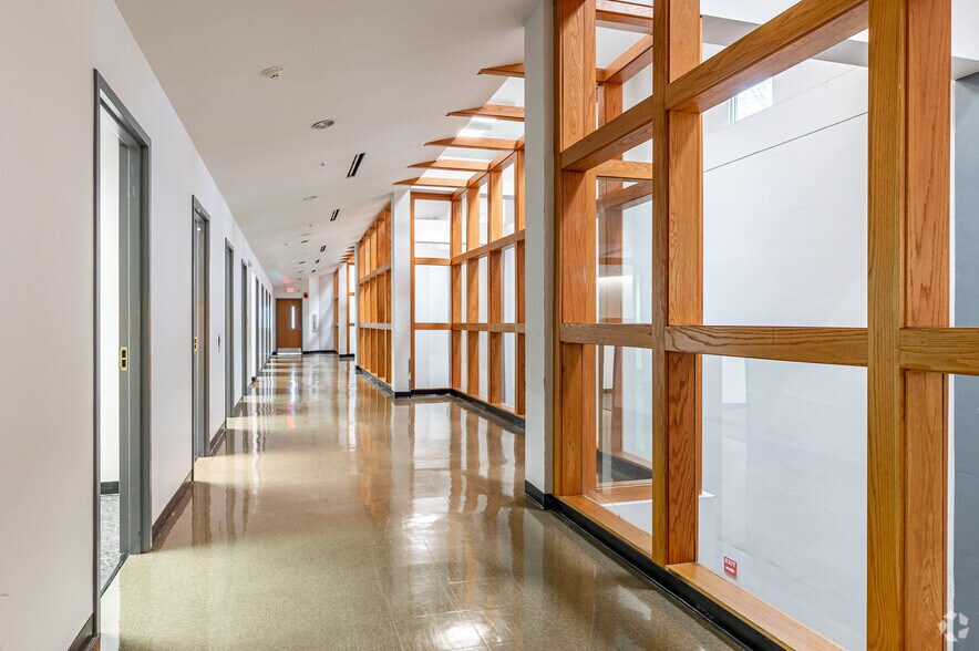 More Photos Of 325 S Fairground St, Marietta Office For Sale