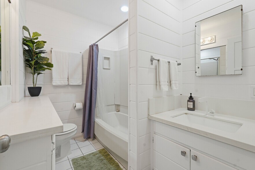 More Photos Of 521 Venice Way, Venice Apartments For Sale
