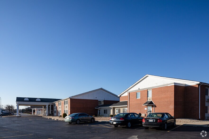 More Photos Of 1600 E Main St, St Charles Hotel For Lease