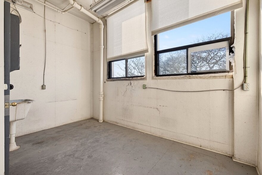More Photos Of 144-150 Chatham St, Hamilton Manufacturing For Lease