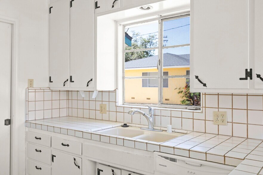 More Photos Of 11 N Dunning St, Ventura Apartments For Sale