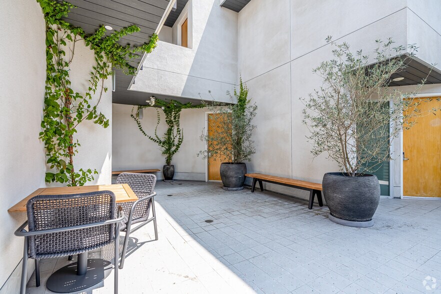 More Photos Of 2000 N Beachwood Dr, Los Angeles Apartments For Sale