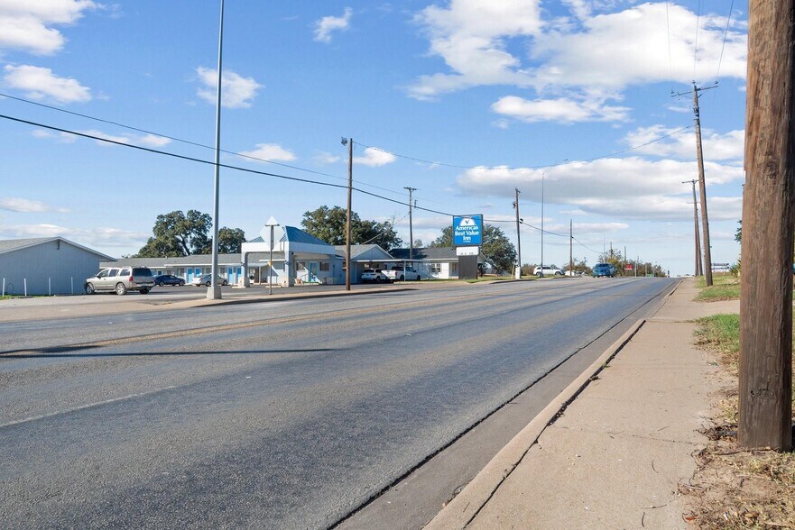 More Photos Of 503 W Central Ave, Comanche Warehouse For Sale