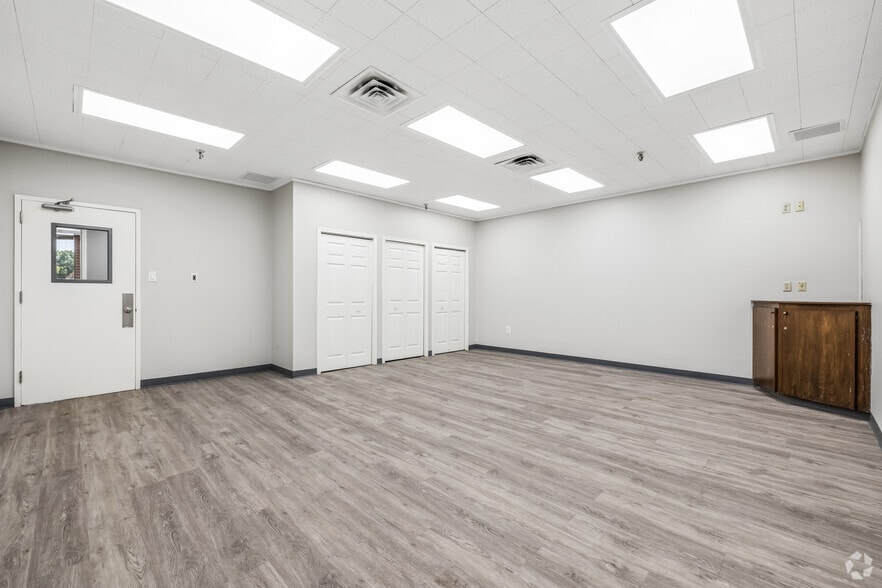 More Photos Of 1500 E Broad St, Mansfield Manufacturing For Sale