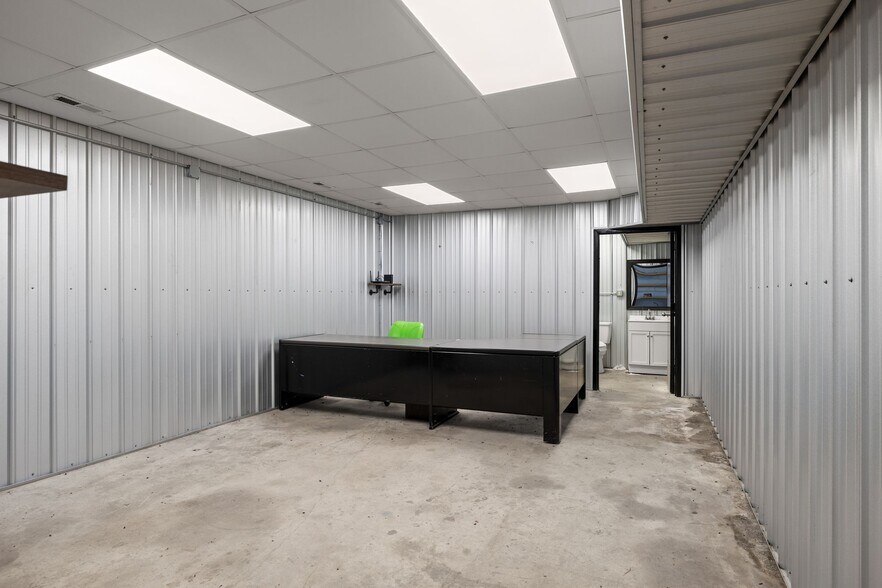 More Photos Of 1080 S Beckett St, Columbia Warehouse For Sale