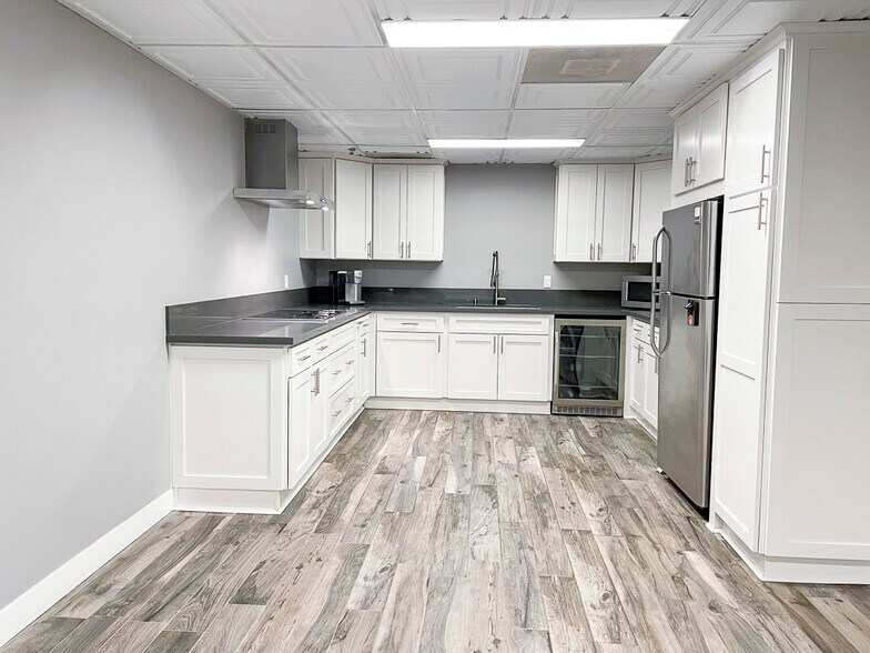 More Photos Of 11390 Knott St, Garden Grove Warehouse For Sale