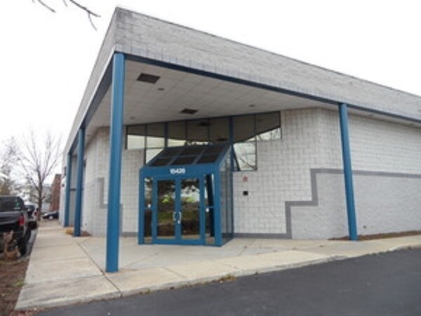Primary Photo Of 15426 70th Ct, Orland Park Light Distribution For Sale