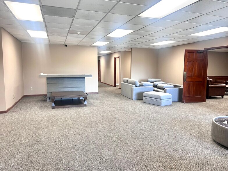 More Photos Of 7410 Sni-A-Bar Rd, Kansas City Manufacturing For Lease