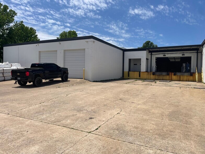 More Photos Of 113 W South St, Lincoln Warehouse For Lease