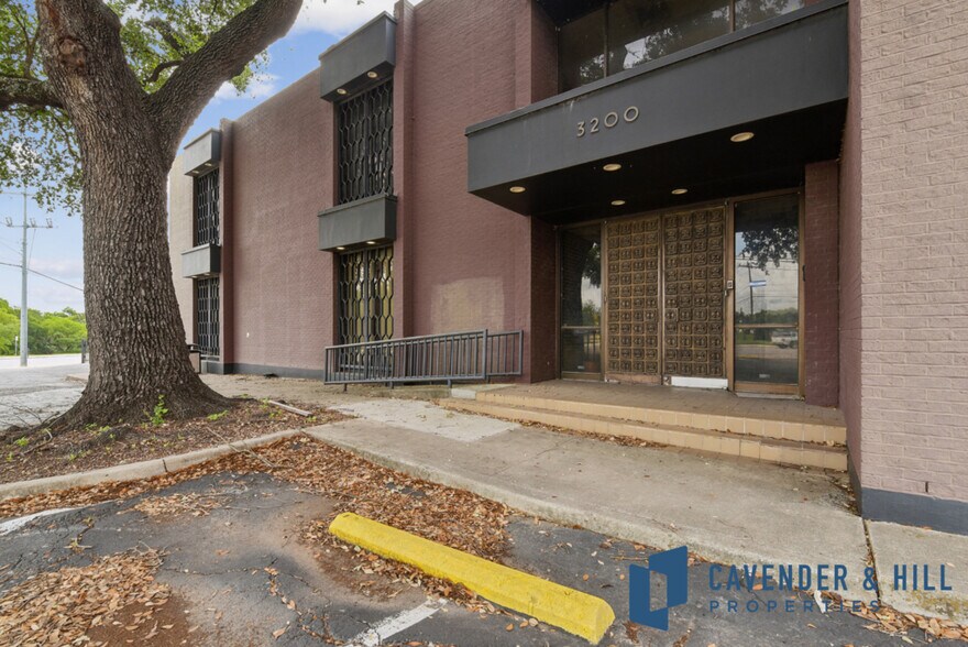 More Photos Of 3200 E Houston St, San Antonio Warehouse For Sale