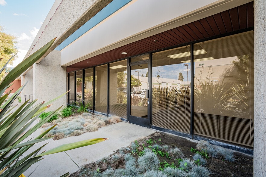 More Photos Of 1937 Goodyear Ave, Ventura Warehouse For Lease