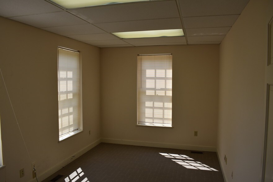 More Photos Of 611 N Courthouse Rd, Richmond Office For Lease