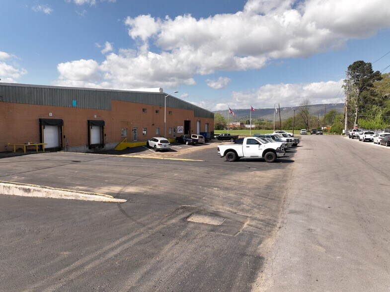 More Photos Of 418-420 W Lake Ave, Rossville Warehouse For Sale