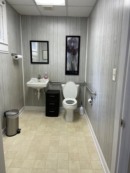 More Photos Of 314 E Atlantic St, South Hill Office For Sale