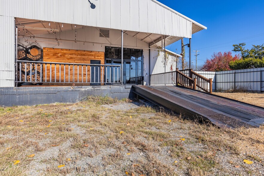 More Photos Of 1024 S First St, Sherman Warehouse For Lease