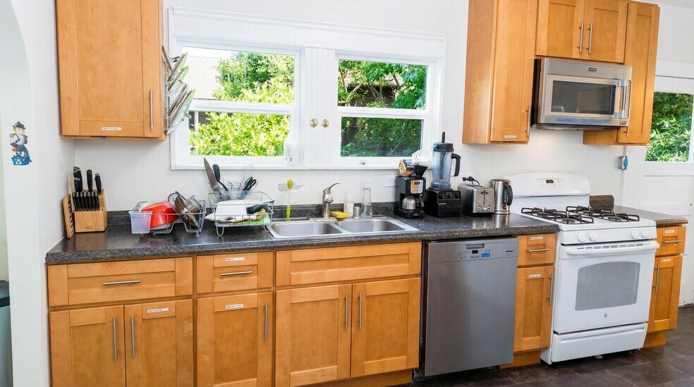 More Photos Of 2633 Regent St, Berkeley Dormitory For Sale