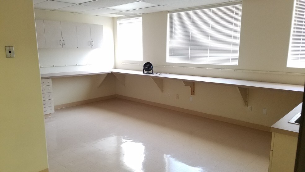 More Photos Of 2501 S Hill St, Los Angeles Office For Sale