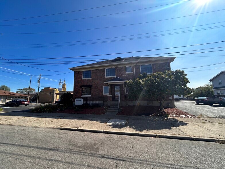 Primary Photo Of 4997 Glenway Ave, Cincinnati Office For Sale