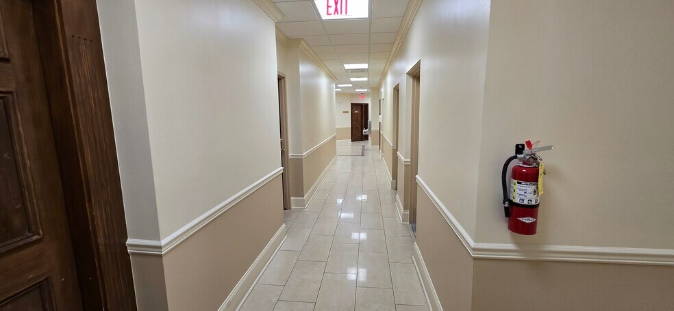 More Photos Of 2375 Tamiami Trl N, Naples Loft Creative Space For Sale