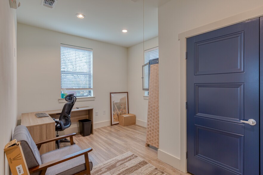 More Photos Of 210 E Church St, Weatherford Office Residential For Lease