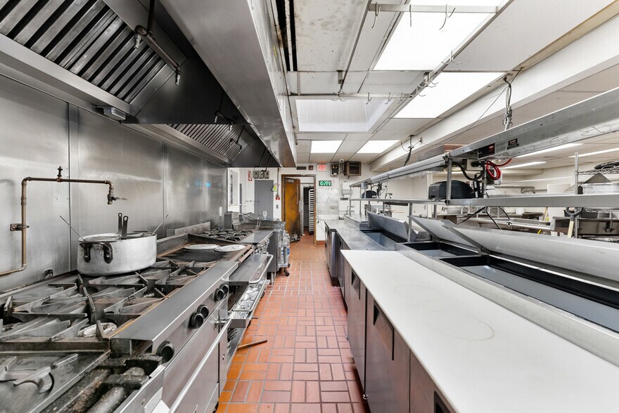 More Photos Of 135 Cooper St, Agawam Specialty For Sale