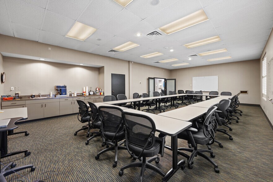 More Photos Of 8001 E R L Thornton Fwy, Dallas Office For Lease