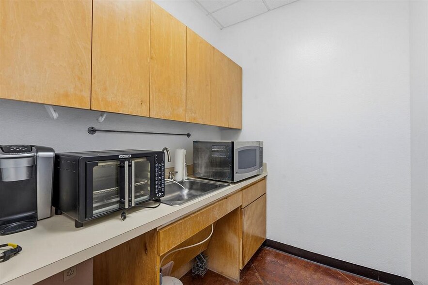 More Photos Of 2100 E Highway 290, Dripping Springs Flex For Lease
