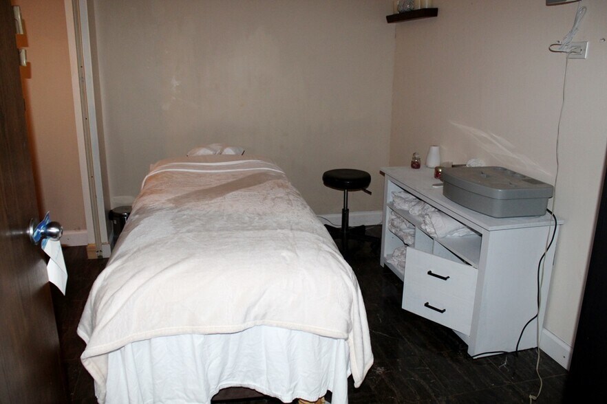 More Photos Of 1915-1917 N Damen Ave, Chicago Storefront For Sale