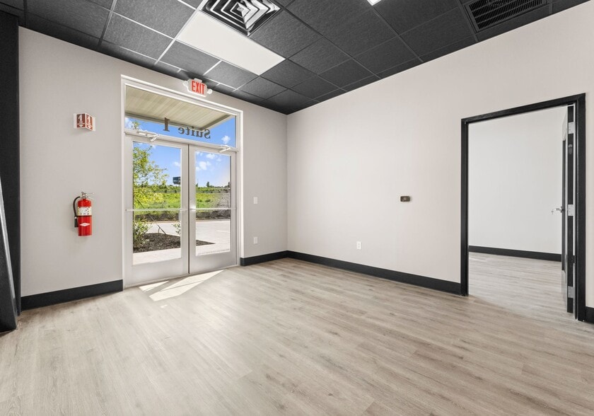 More Photos Of 137 Ebert Lane, Mooresville Flex For Lease