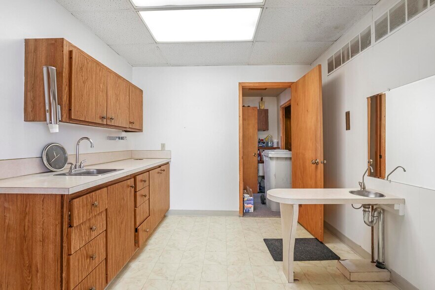 More Photos Of 507 Main Ave W, Twin Falls Flex For Sale