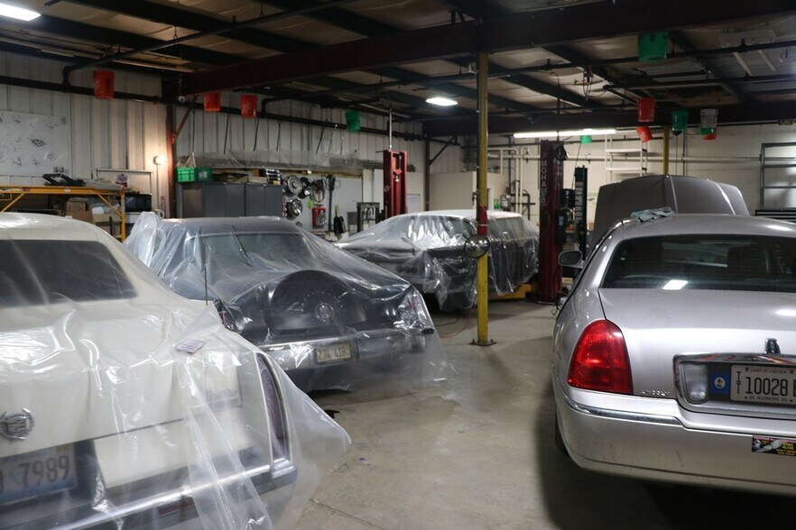 More Photos Of 6704 Pingree Rd, Crystal Lake Manufacturing For Lease