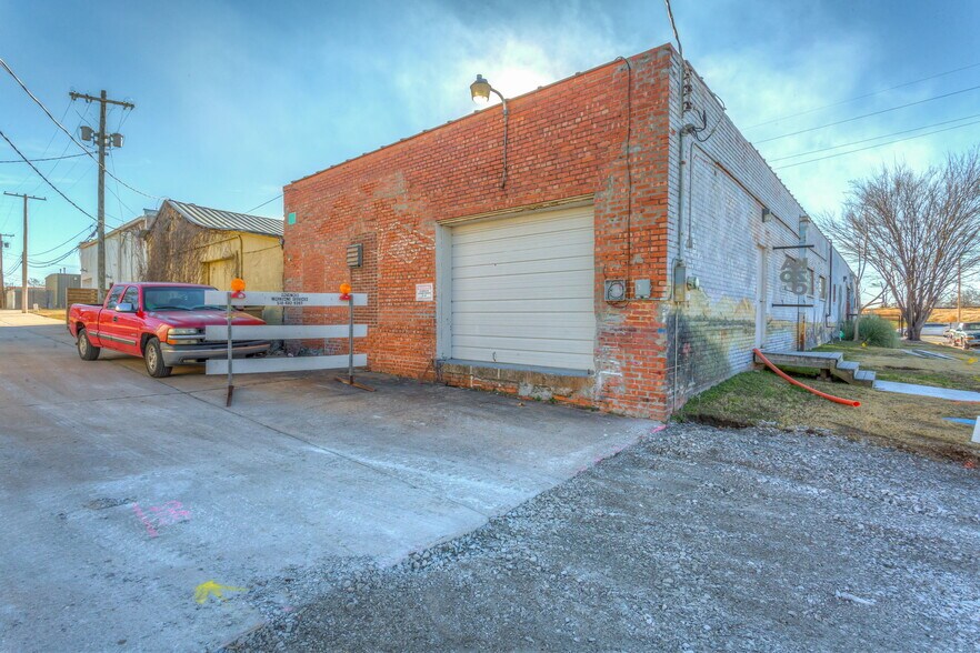 More Photos Of 1201 E 3rd St, Tulsa Freestanding For Lease