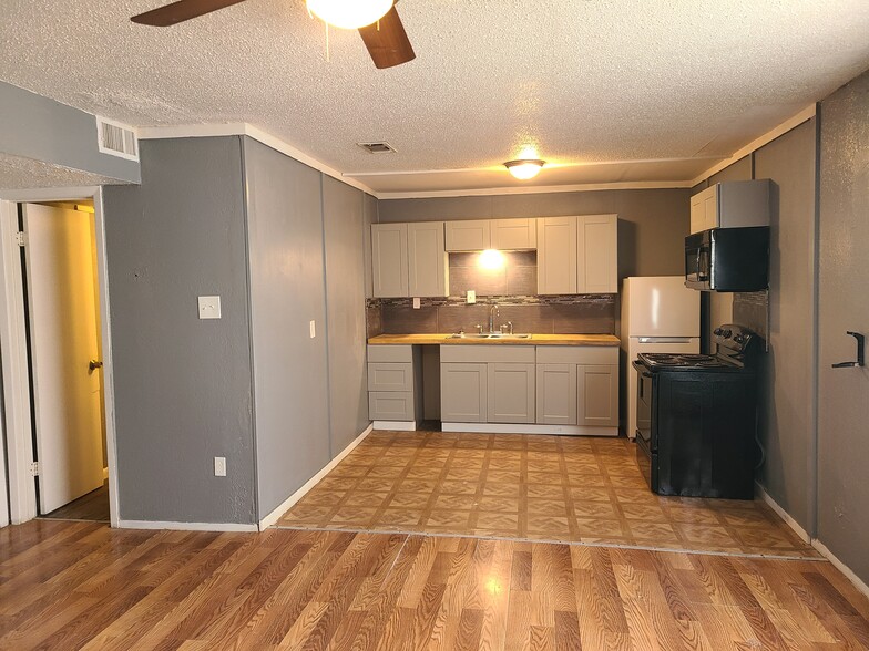 More Photos Of 800 W Washington St, Clarksville Apartments For Sale