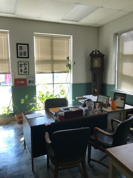 More Photos Of 161 N Lincoln Ave, Salem Office For Sale