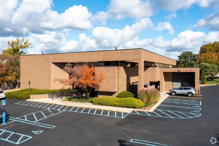 More Photos Of 29275 Northwestern Hwy, Southfield Medical For Sale
