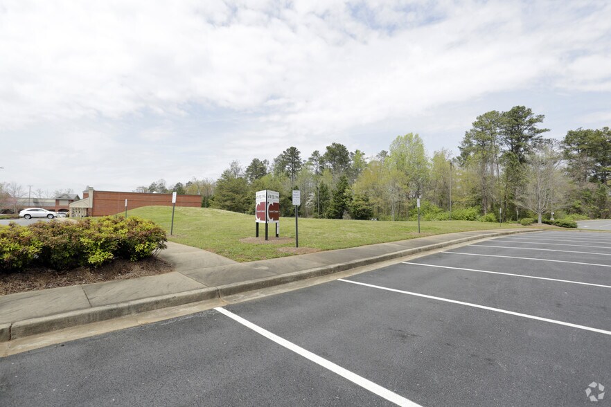 More Photos Of 885 Woodstock Rd, Roswell Land For Lease