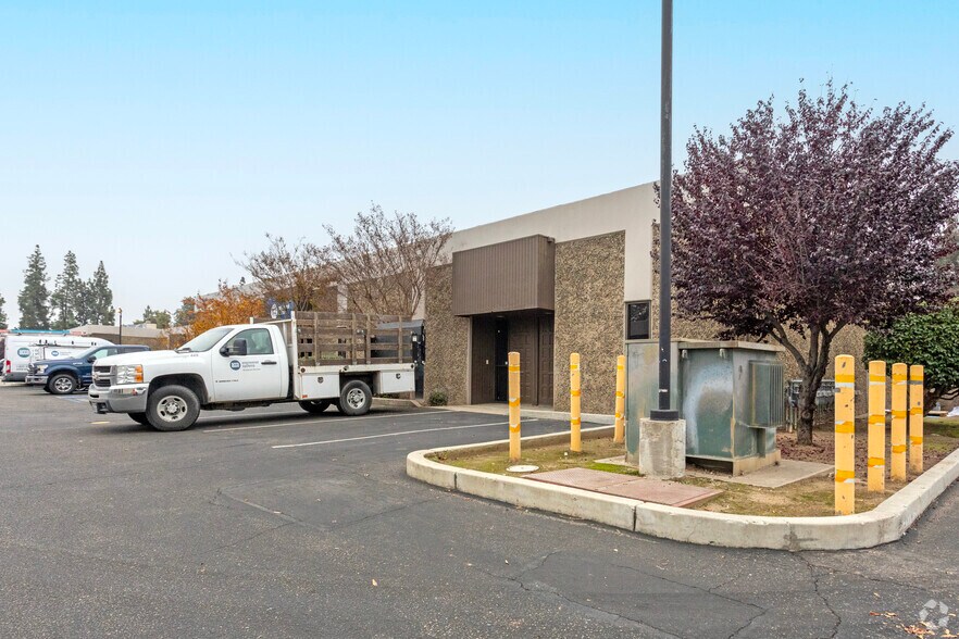 More Photos Of 4980-5010 E University Ave, Fresno Light Distribution For Lease