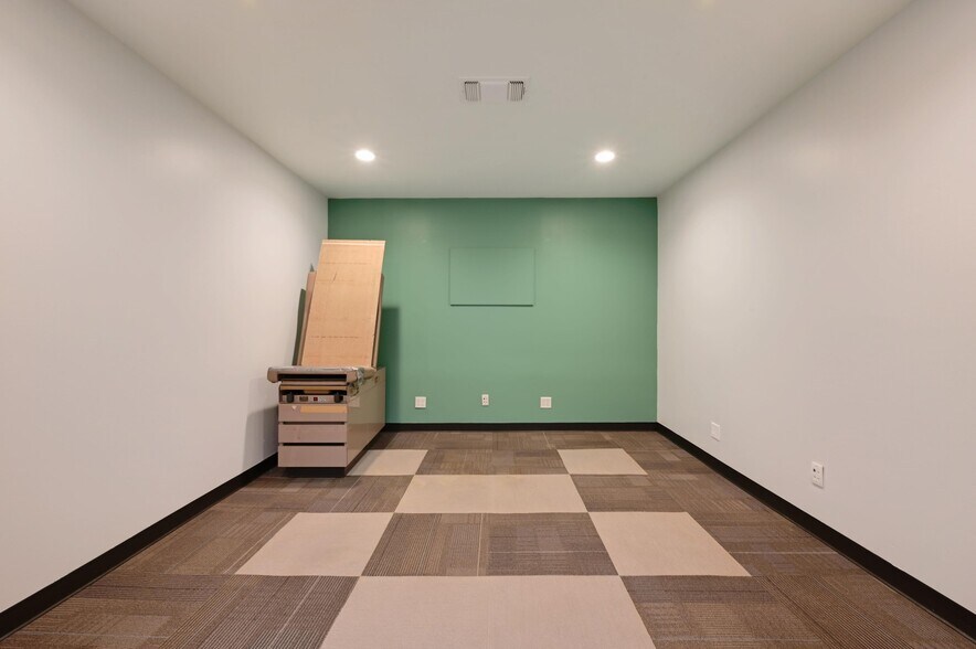 More Photos Of 103 Krebs Ln, Austin Freestanding For Lease