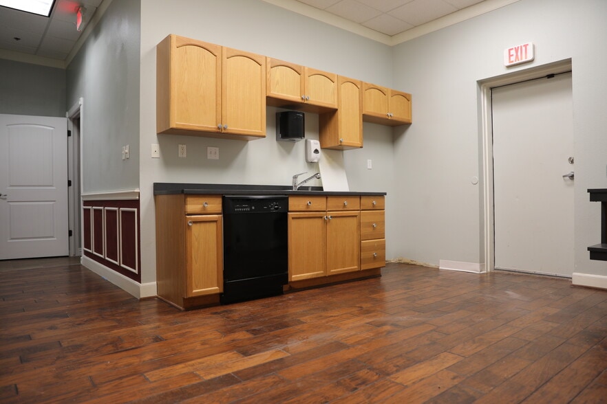More Photos Of 901 E Highway 90A, Richmond Storefront Retail Office For Lease