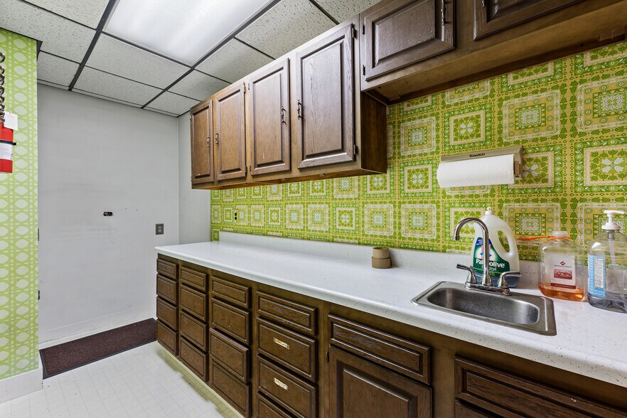 More Photos Of 1302-1306 4th Ave, Huntington Medical For Sale