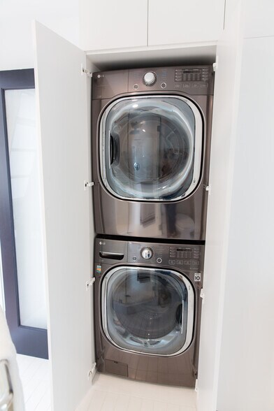 More Photos Of 511 E Balboa Blvd, Newport Beach Storefront Retail Residential For Sale