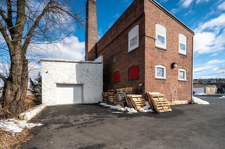 More Photos Of 102 S Richmond St, Fleetwood Warehouse For Sale