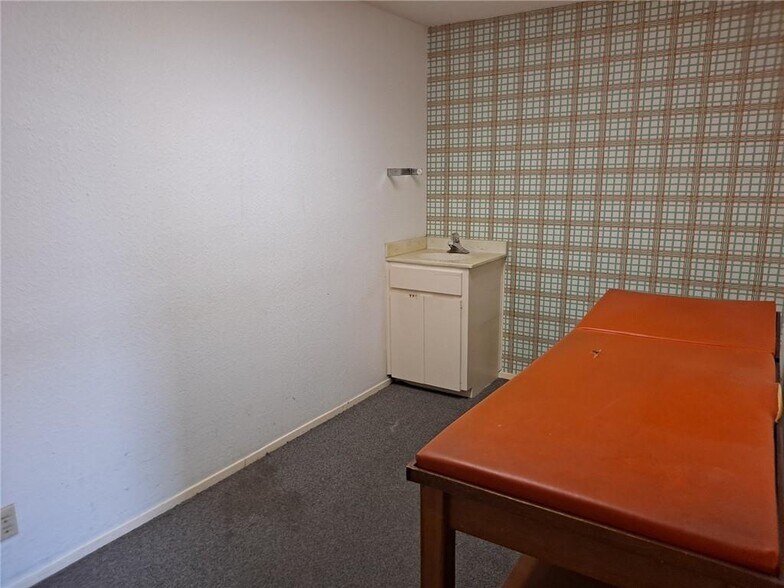 More Photos Of 711 W 38th St, Austin Unknown For Lease