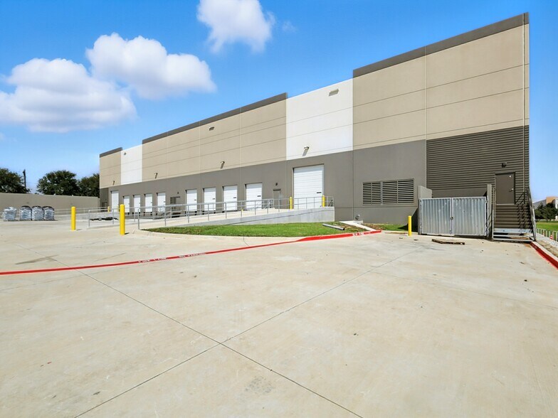More Photos Of 600 Gerault Rd, Flower Mound Warehouse For Sale