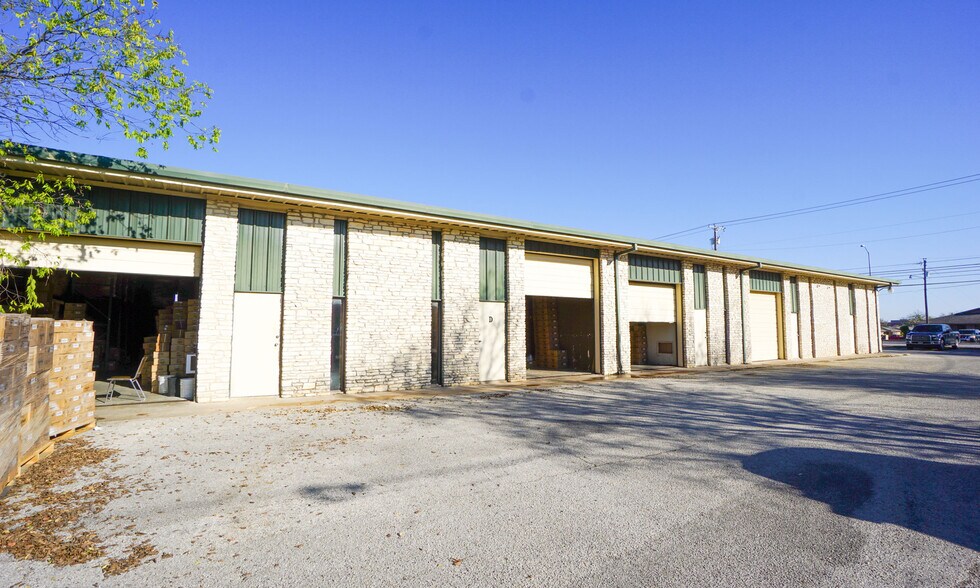 More Photos Of 1500 Chisholm Trail Rd, Round Rock Warehouse For Lease