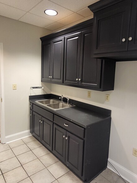 More Photos Of 110 Mid Atlantic Pl, Yorktown Office For Lease