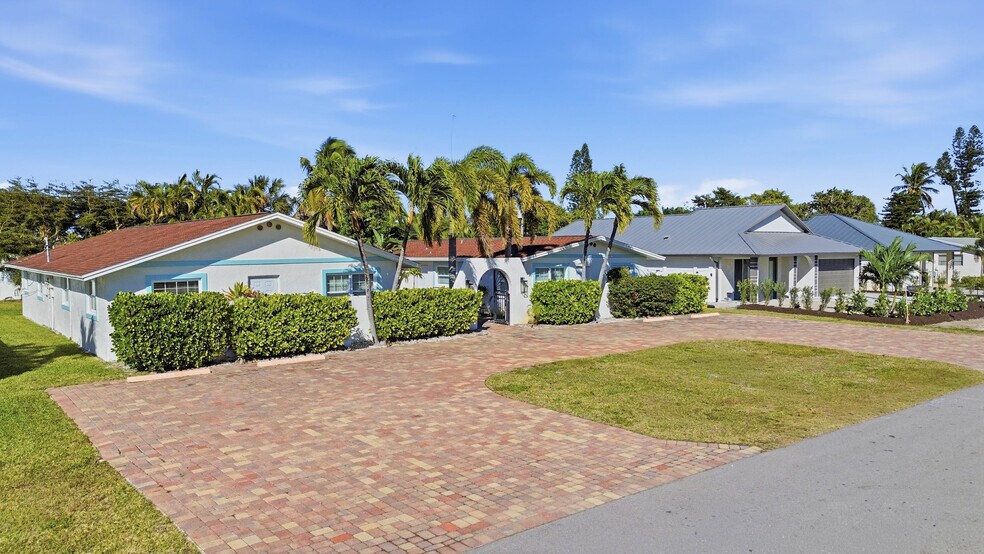 More Photos Of 559 105th Ave N, Naples Multifamily For Sale