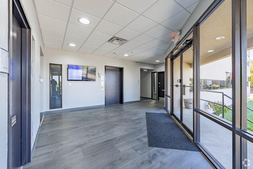 More Photos Of 9624 Cincinnati Columbus Rd, Cincinnati Office For Lease