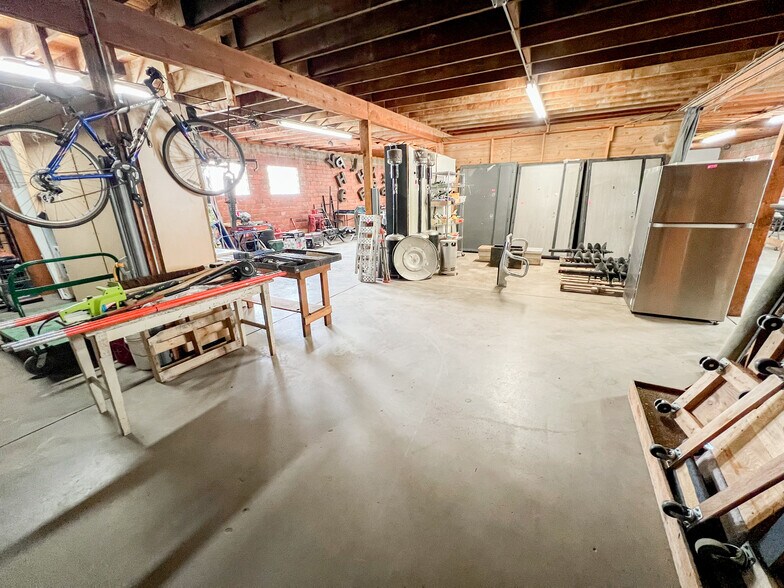 More Photos Of 1001-1009 W Industrial Ave, Midland Warehouse For Lease